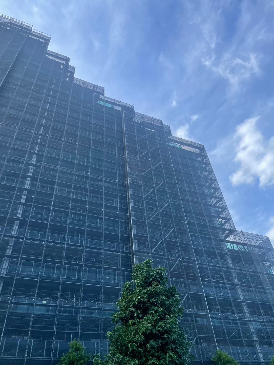 一つの足場が、街の建設を支えている。